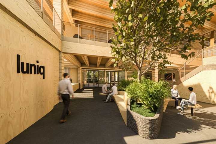 Visualisierung luniq Lobby mit Logo | © BIS / Tim David Müller-Zitzke Große Halle aus Holz von innen mit einem Baum in der Mitte und Personen, die stehen oder sitzen | © BIS / Tim David Müller-Zitzke