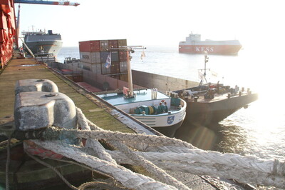 Masse mit Klasse: Binnenschiff bringt Container | ©  Helmut Stapel