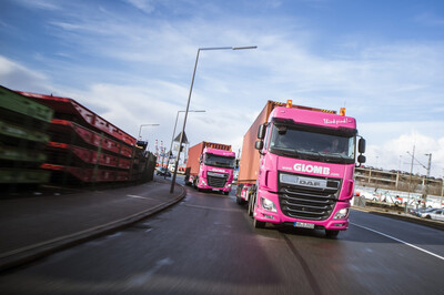 Pink auf der Straße, grün im Herzen: die Spedition Glomb | © Helmut Stapel / Glomb