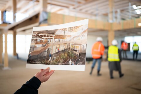 Eine Hand hält ein Bild von einem Gebäude in der Hand | © BIS / Magistrat Bremerhaven