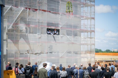 Menschen stehen draußen und schauen auf ein Gebäude | © Magistratspressestelle / Arnd Hartmann