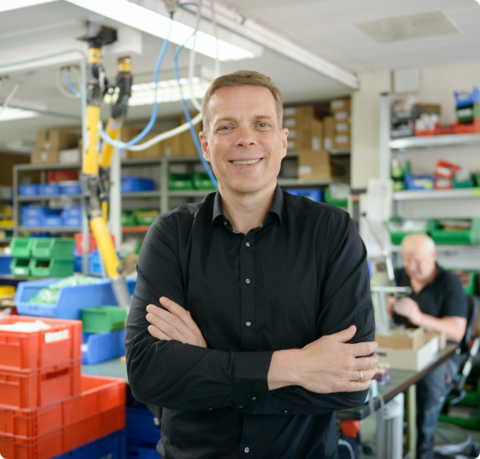 Mann lächelt mit verschränkten Armen in die Kamera | © Antje Schimanke/Gedankenwerft