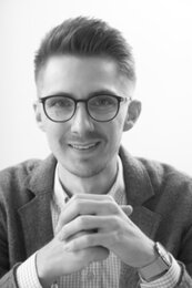 Portrait eines Mannes mit Brille, der seine Hände gefaltet hat und in die Kamera lächelt | © BIS/Jens Meier