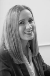 Portrait einer Frau, die seitlich in die Kamera lächelt | © BIS/Jens Meier